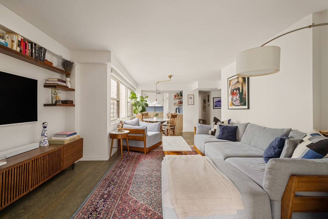 Perched high in the heart of Yorkville's coveted Mayflower, this exceptional residence offers the rare combination of expansive square footage, sun soaked exposures, and private outdoor living.