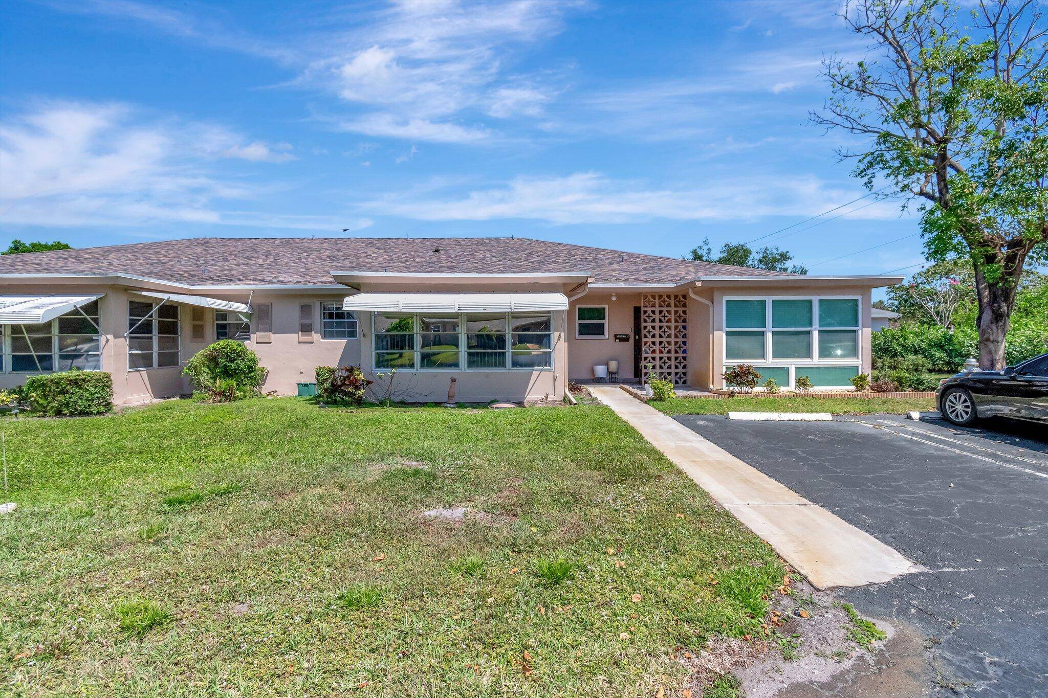 SPACIOUS BRIGHT VILLA ! Conveniently located Villa style condo on a quiet cul de sac in High Point Section 6.