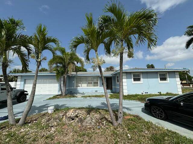 Great 3 bedroom 2 bathroom single family detached home on the corner of N.