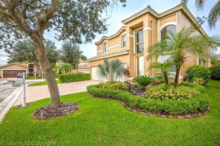 Beautifully Updated 5 Bedroom Home in Kensington, Coral Springs.