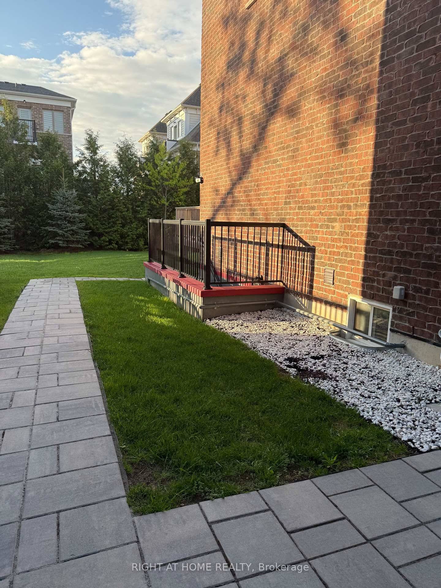 Great Location ! Corner Mississauga Rd and Symphony Crt, steps to Transit, minutes to Univ of Toronto, Erin Mills Mall, Credit Valley Hospital, 403 exit, 9Ft ceiling, Separate Entrance w ...
