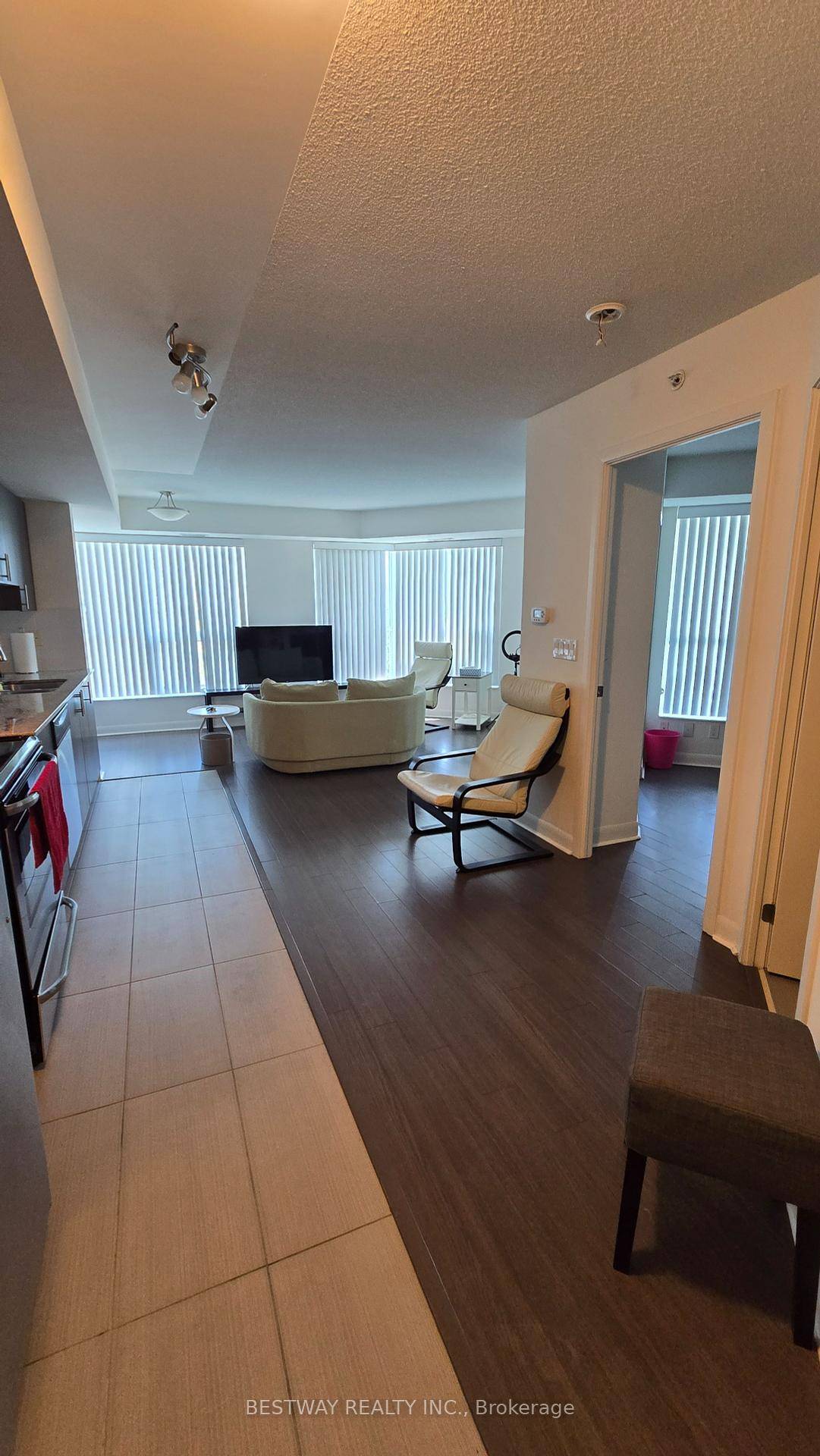 Bright, move in ready condo in the heart of Richmond Hill !