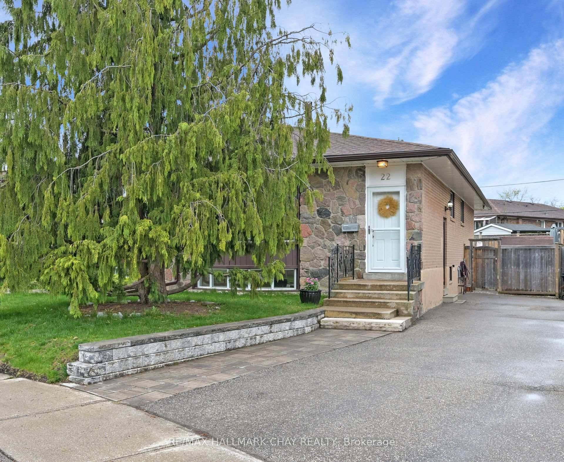 Elegant Family Home in Sought After Prime Etobicoke Neighbourhood !