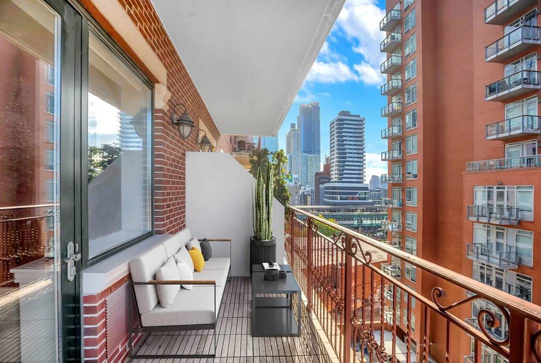 This spacious 2 bedroom, 2 bathroom residence in the heart of Long Island City offers a perfect balance of modern living and private terrace space.