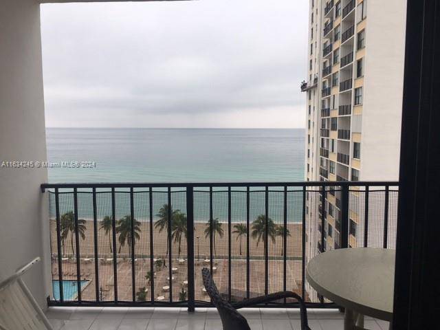 Beautiful 2 bedroom 2 bath unit with direct ocean views !