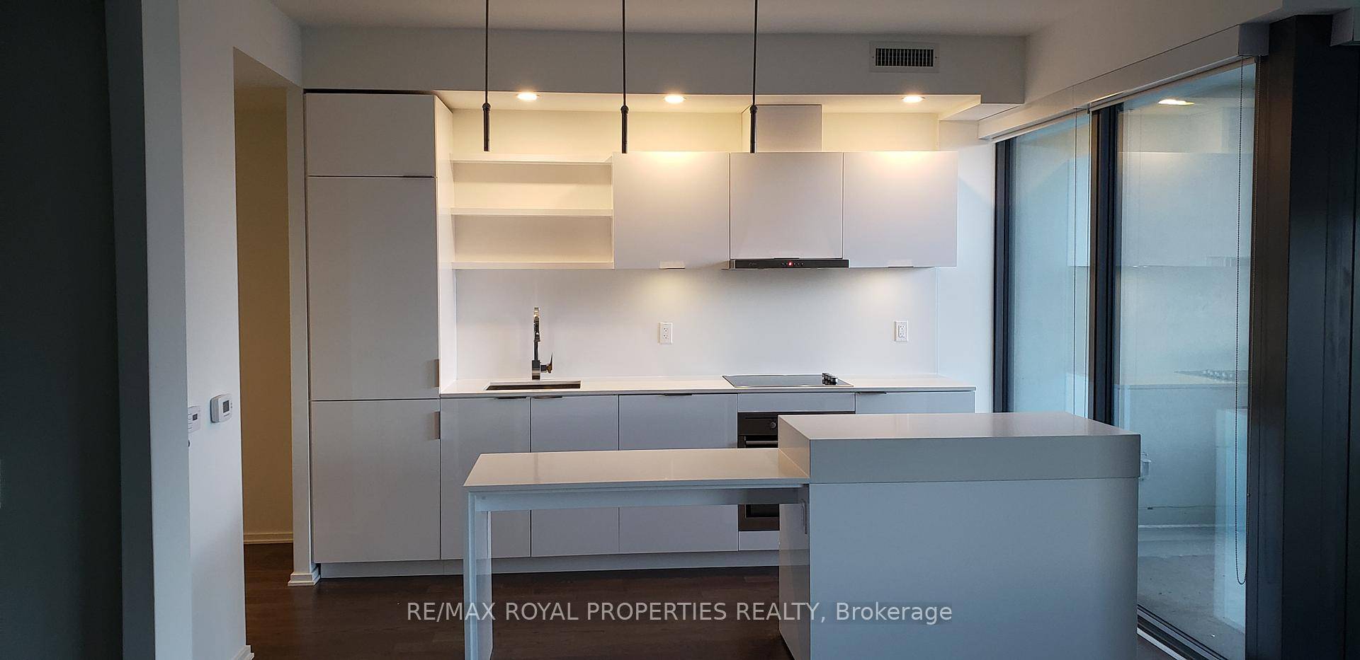 Experience upscale waterfront living in this bright and modern one bedroom apartment featuring soaring 9 foot ceilings.