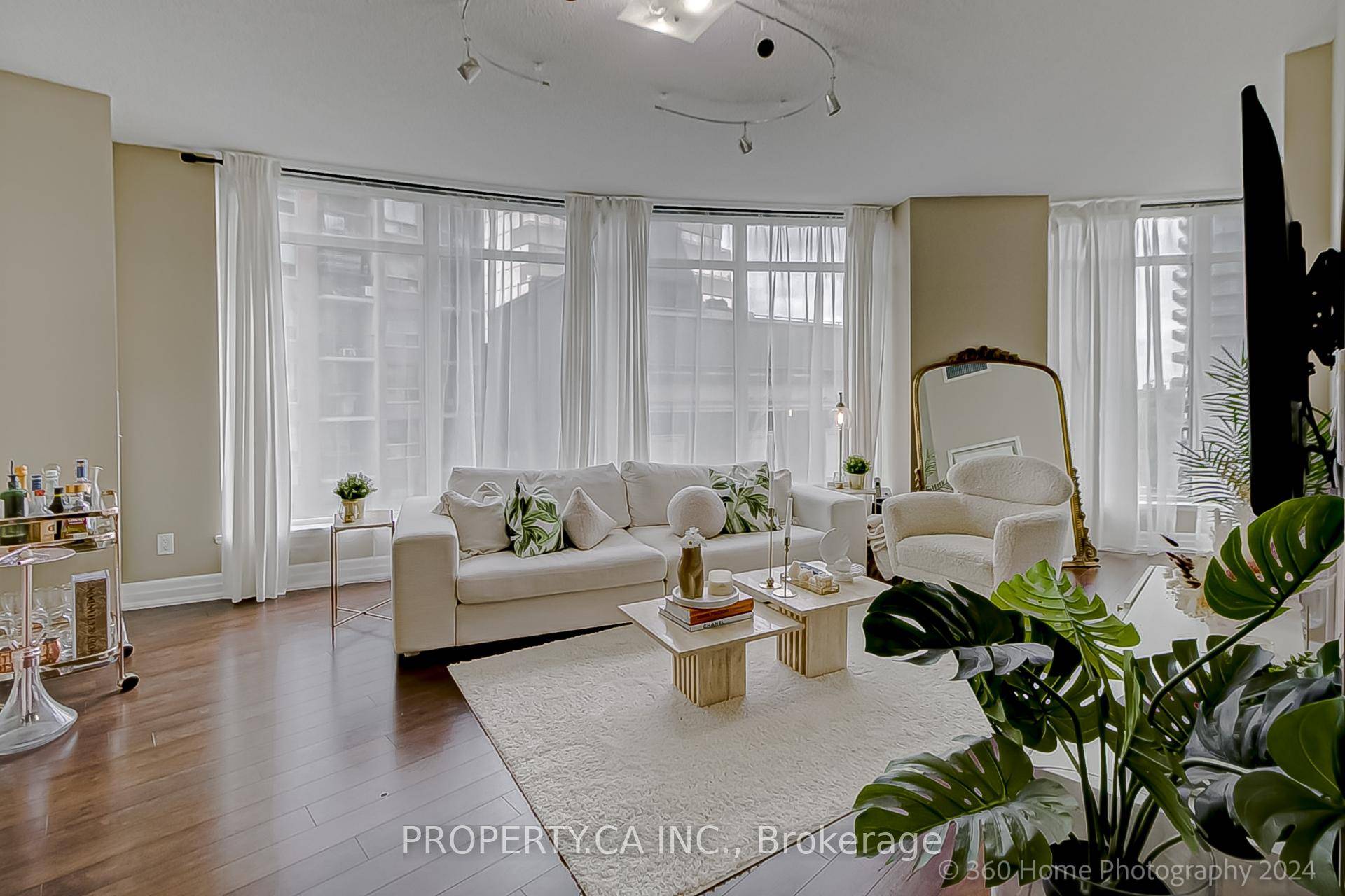 Stunning Urban Condo in the Heart of Yorkville !