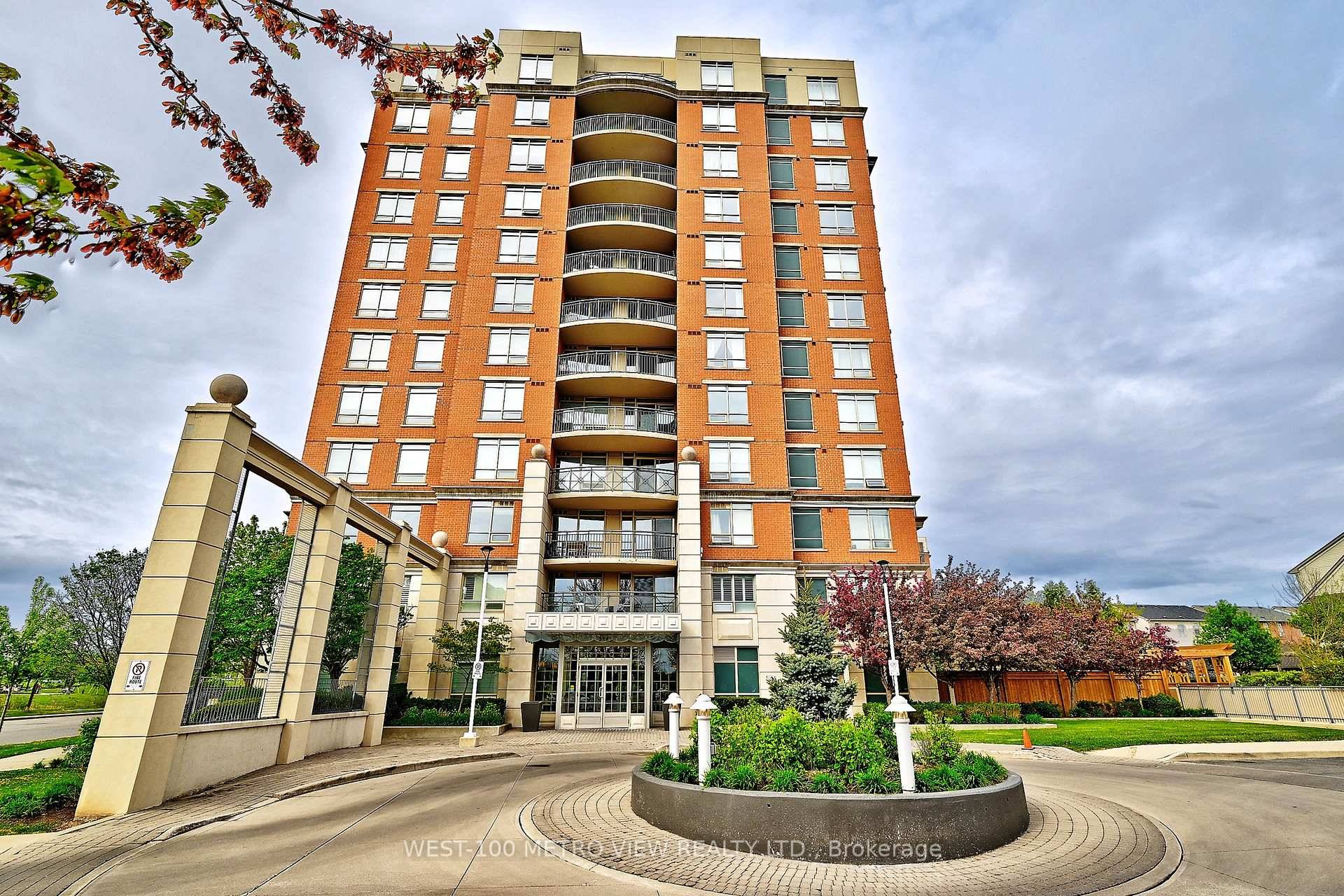 Bright 1 bedroom plus den Unit With 9Ft Ceilings located in sought after community of river oaks, Granite Counter Tops, Ss Appliances, jacuzzi tub, newer floors And newer Stove microwave ...