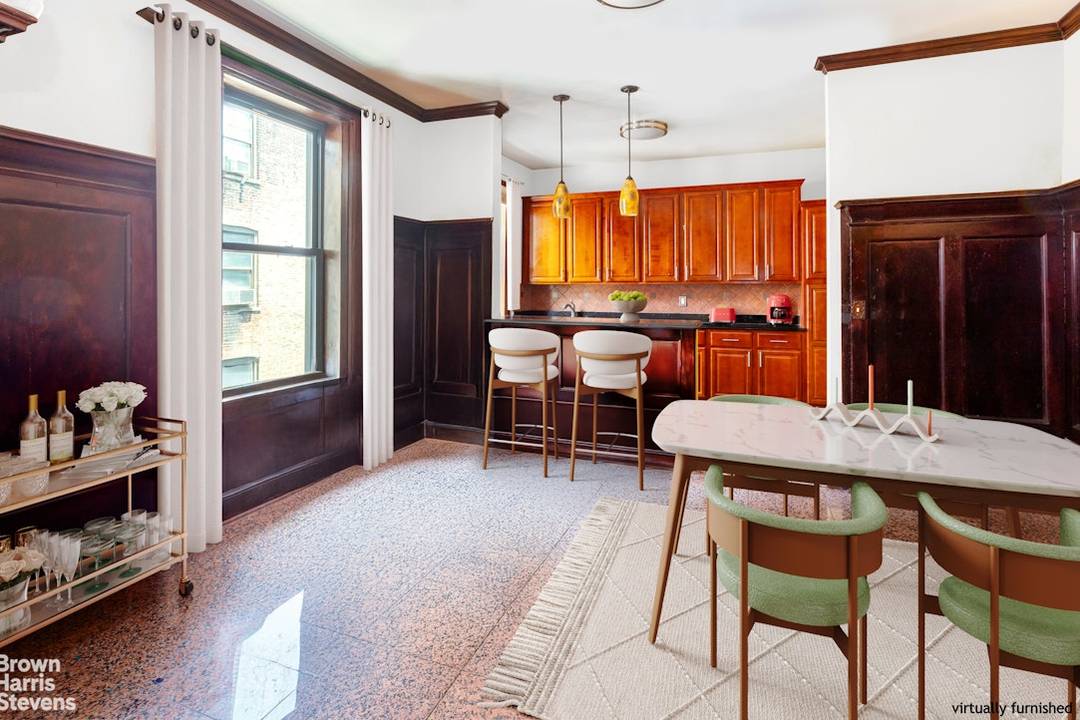 Low, low maintenance ! Easily convertible to a 2 bedroom home !