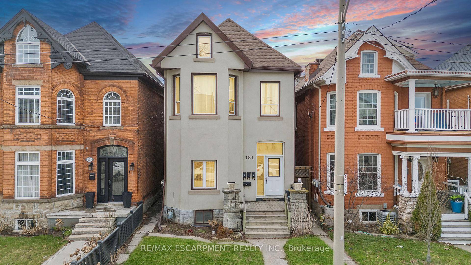 Prime Hamilton Centre Freehold Investment Opportunity is knocking with this fantastic 4 unit freehold investment property in the heart of Hamilton Centre on West Avenue !