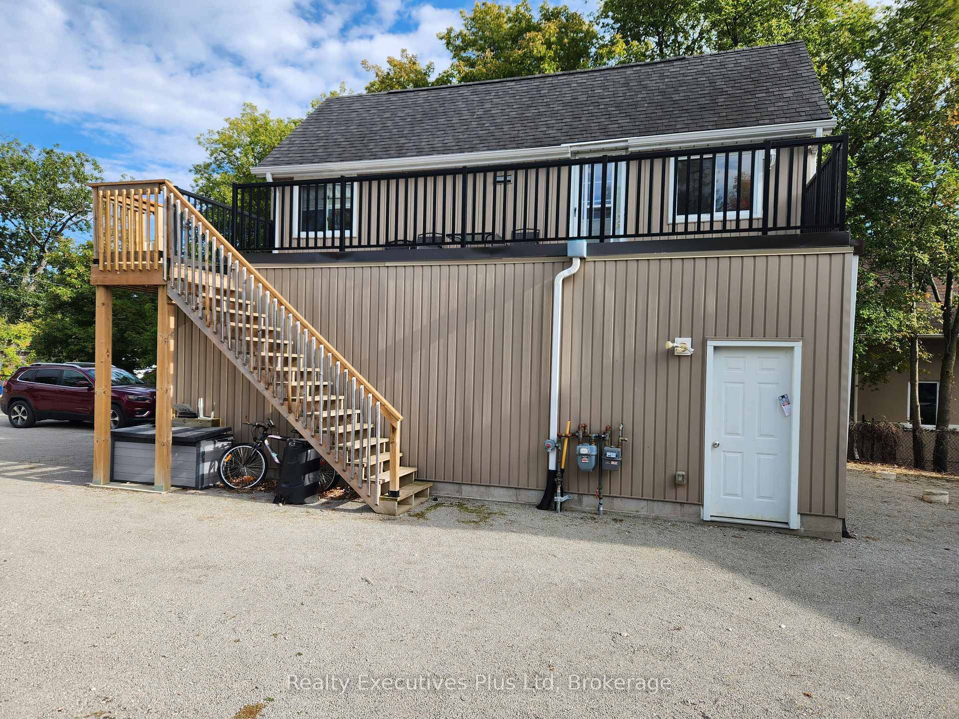 This great little winterized apartment is located on the upper floor of a 2 storey building on the waterfront at Balm Beach in Tiny Township.