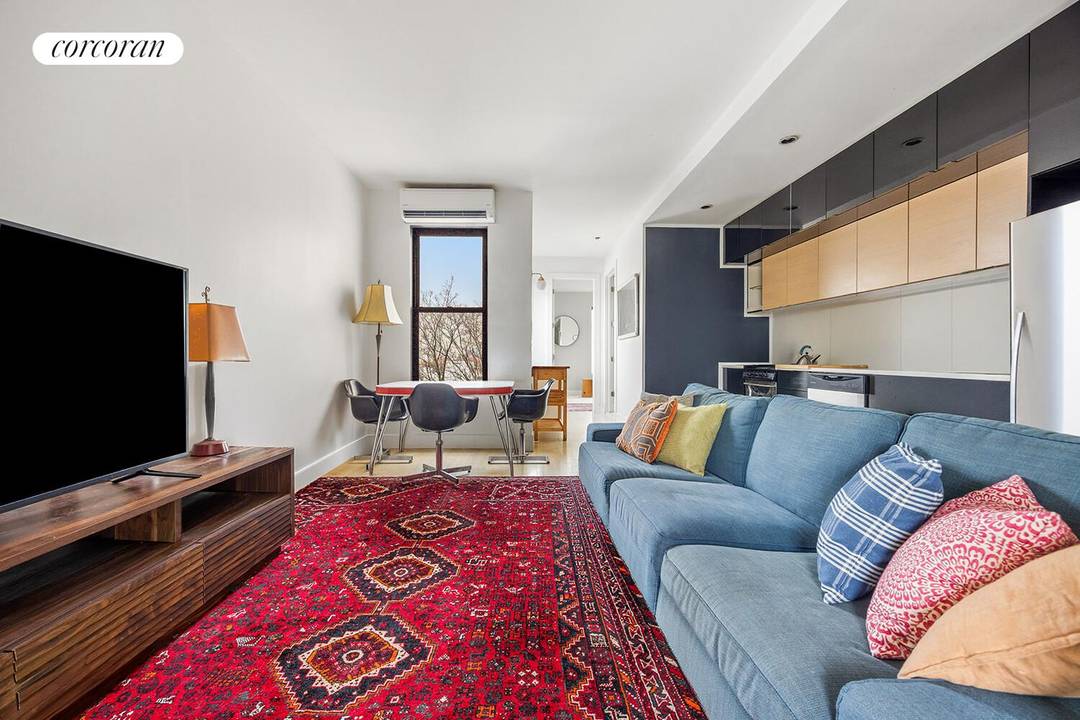 Wonderful 2 Bedroom Condo Offering Exceptional Value in Crown Heights !
