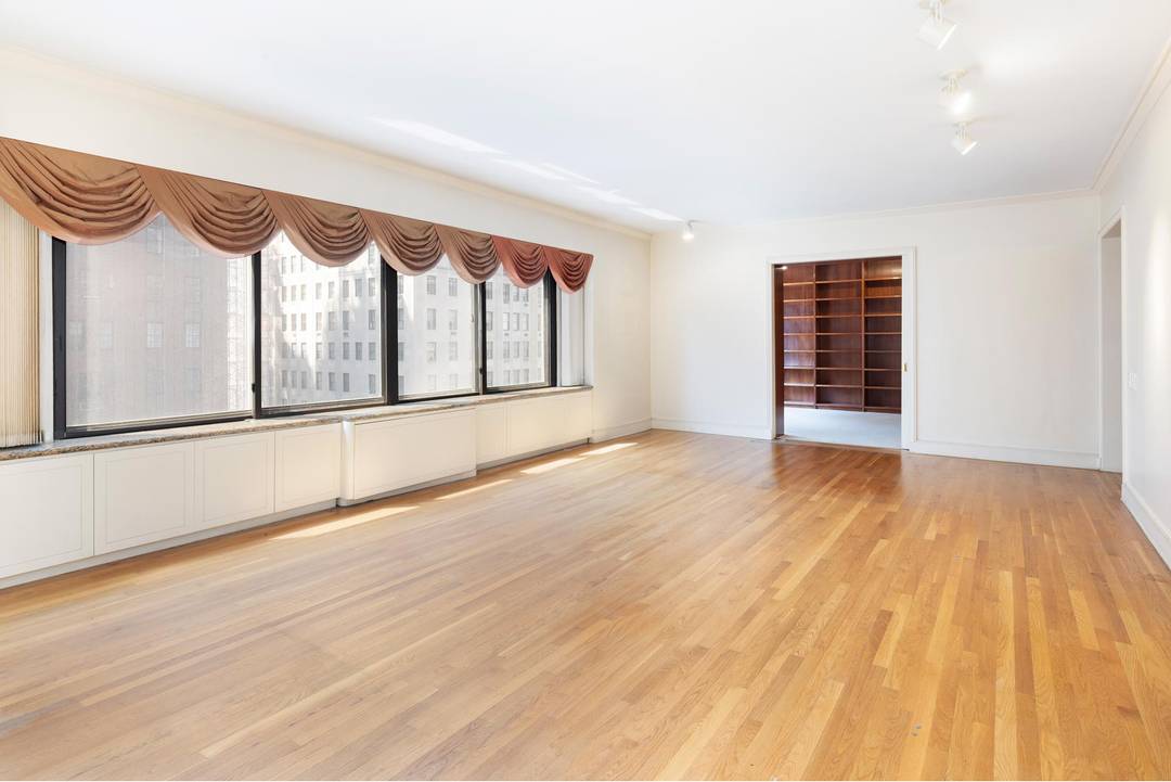 Private floor Grand Park Avenue Residence Welcome to this rarely available co op in a prime upper East Side location.