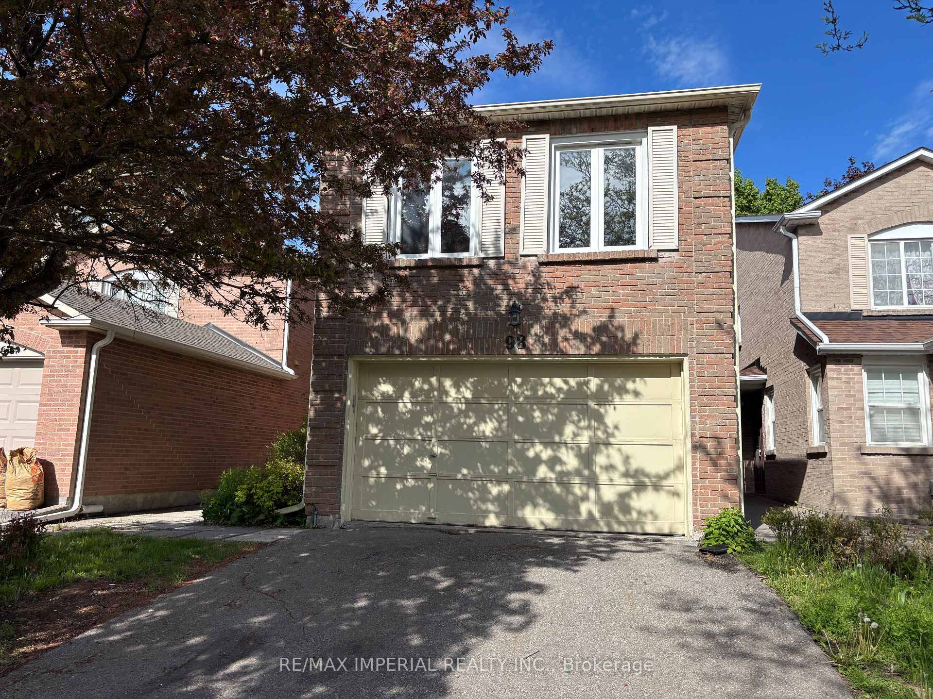 4 Bedroom 3. 5 Bathrooms detached house in Thornhill for lease.
