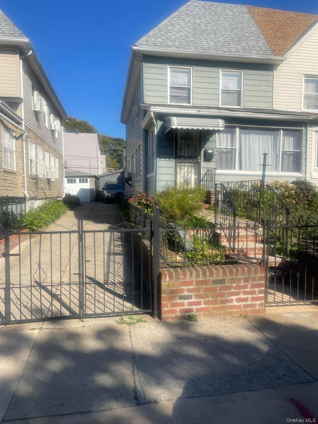 Welcome to this semi detached single family home duplex offering 3 spacious bedrooms, bright living room areas, and a functional yard, Enjoy a small private yard, perfect for outdoor relaxation, ...