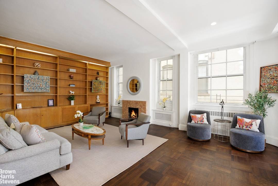 This grand residence at The Verona offers over 3, 300 square feet of elegant prewar living space in a prime location just off of Madison Avenue.