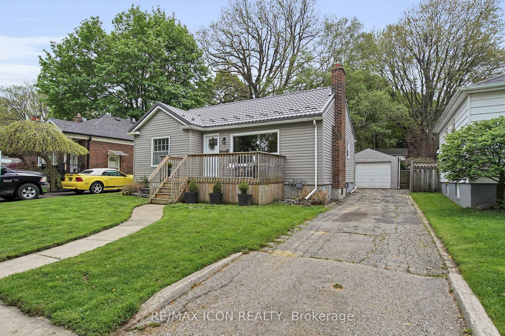 Charming amp ; spacious detached home ideal for First Time Home Buyers or Investors !