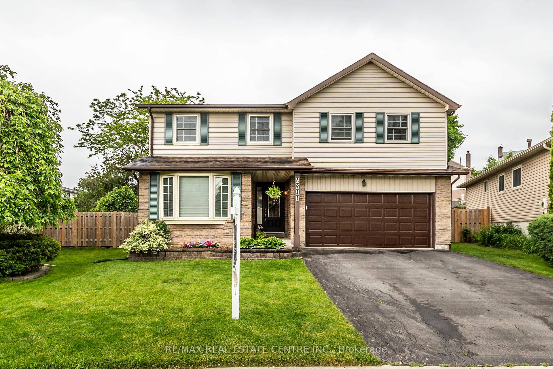 BACKYARD BEAUTY ! Welcome to 2390 Gillingham Drive located in the community of Brant Hills, Burlington.