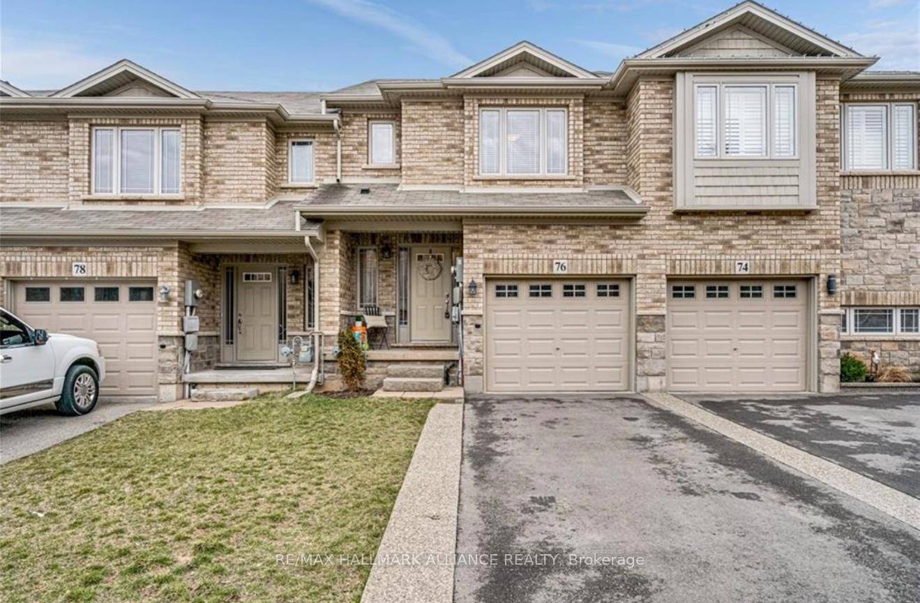 Stunning freehold townhouse, just minutes from Costco, Metro, LCBO, restaurants, and the QEW.