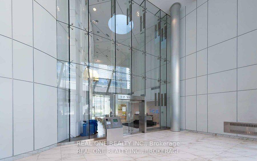 Ice Tower Stunning 1 Bedroom Suite !