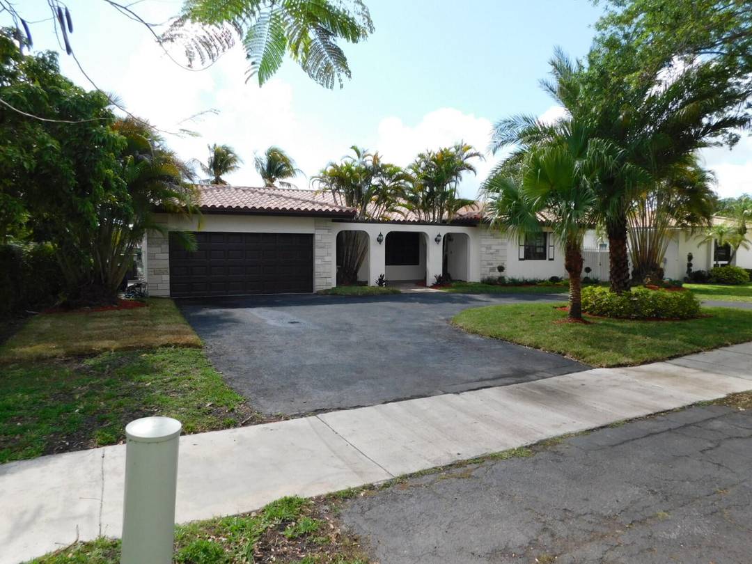 HIGHLAND LAKES HOME LAKEFRONT AND POOL BEAUTIFUL VIEW !