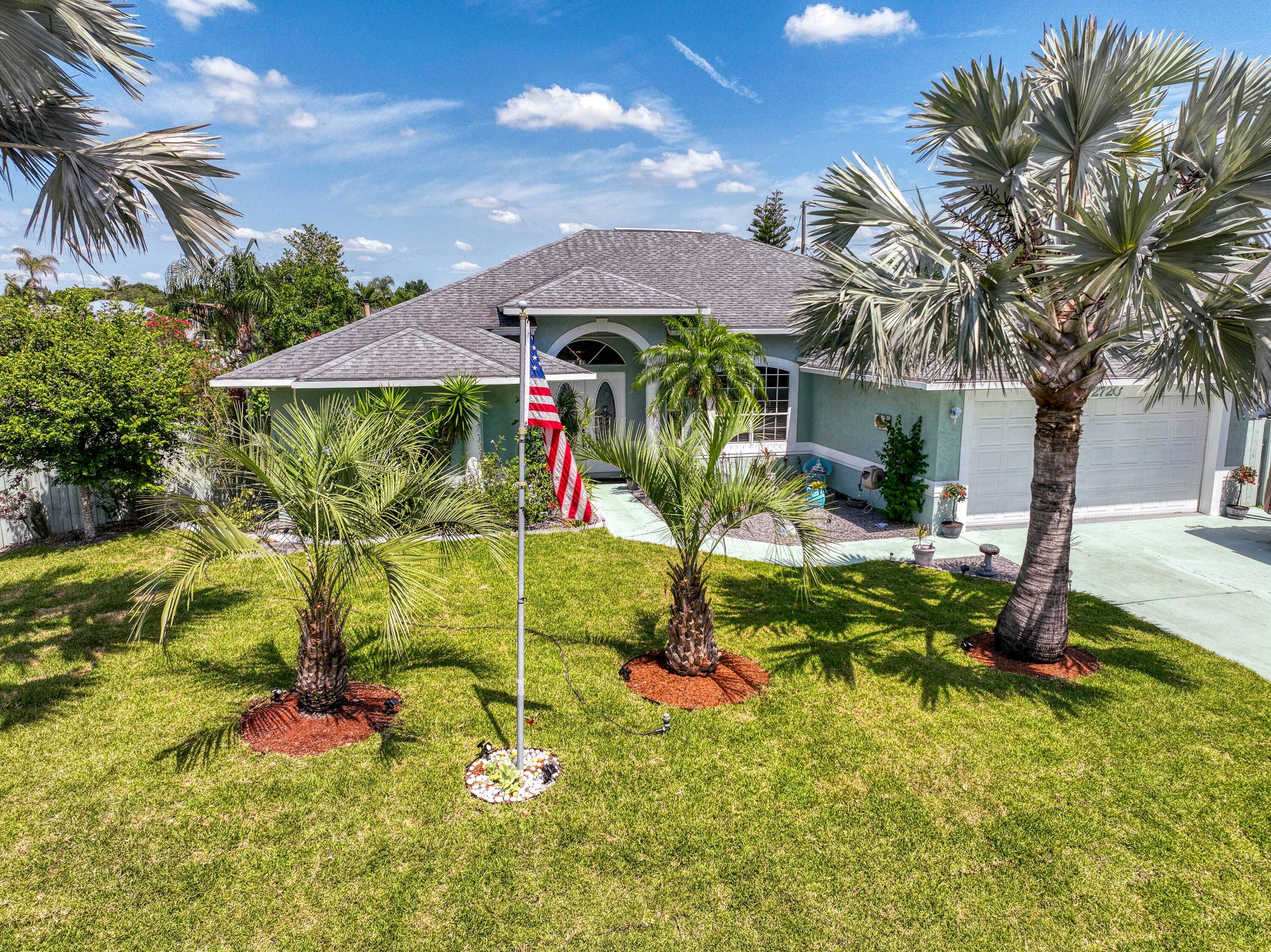 Stunning 3BR 3BA CBS pool home on OVERSIZED, FENCED, CORNER lot in Southbend Lakes.