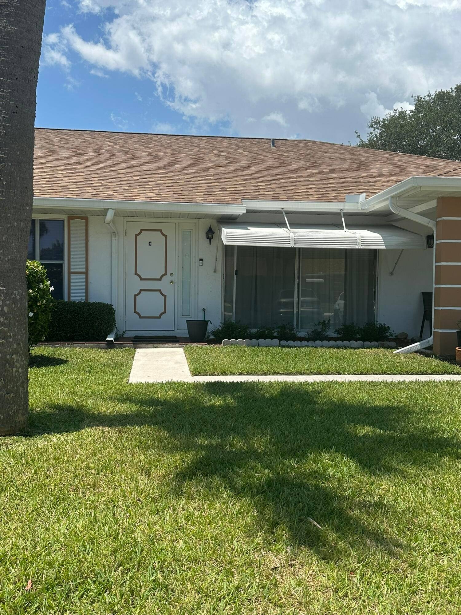 Enjoy the Florida lifestyle in this 1 bedroom, 1.