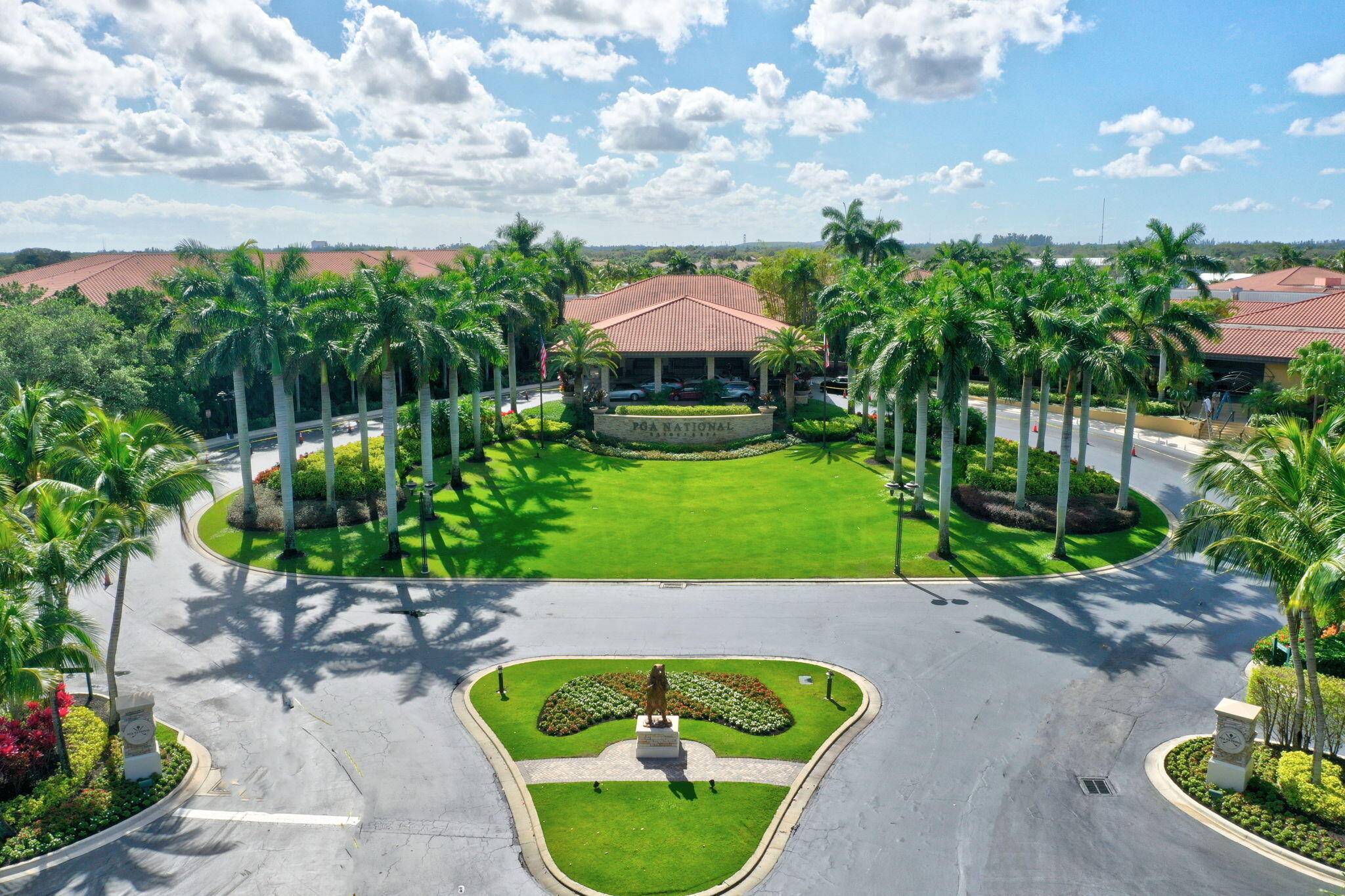 Welcome home ! Whether for a long stay or short stay, you are in the best area of Palm Beach here at PGA National.