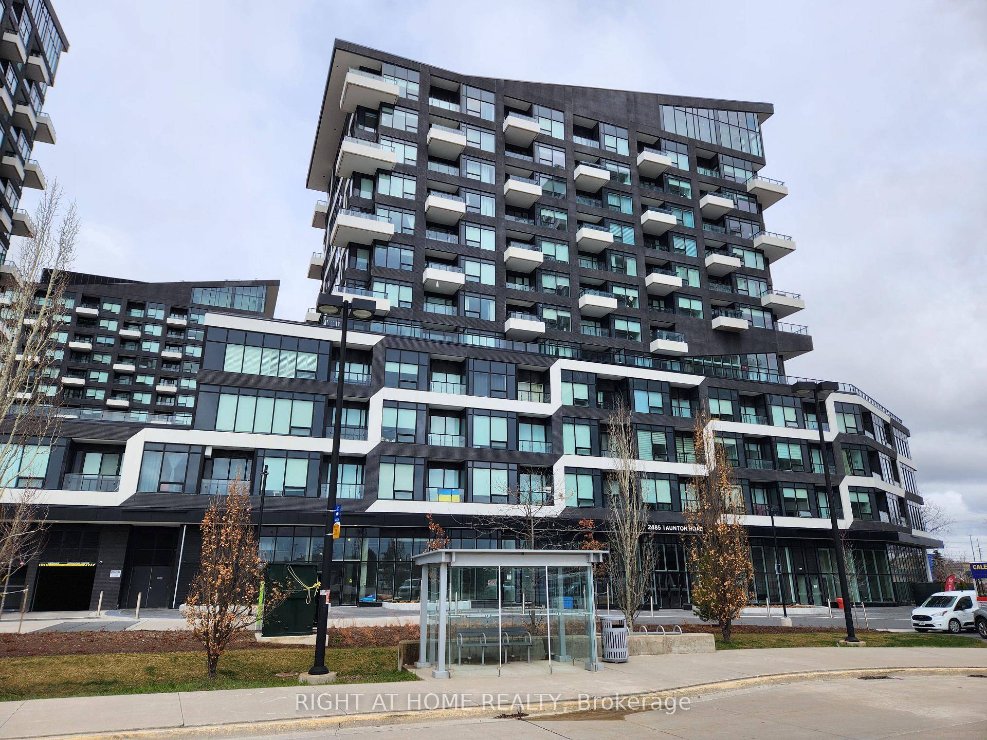 Stunning 1, 201 sq. ft. three bedroom, two bathroom corner Garden Terrace unit in the heart of Uptown Core Oakville !