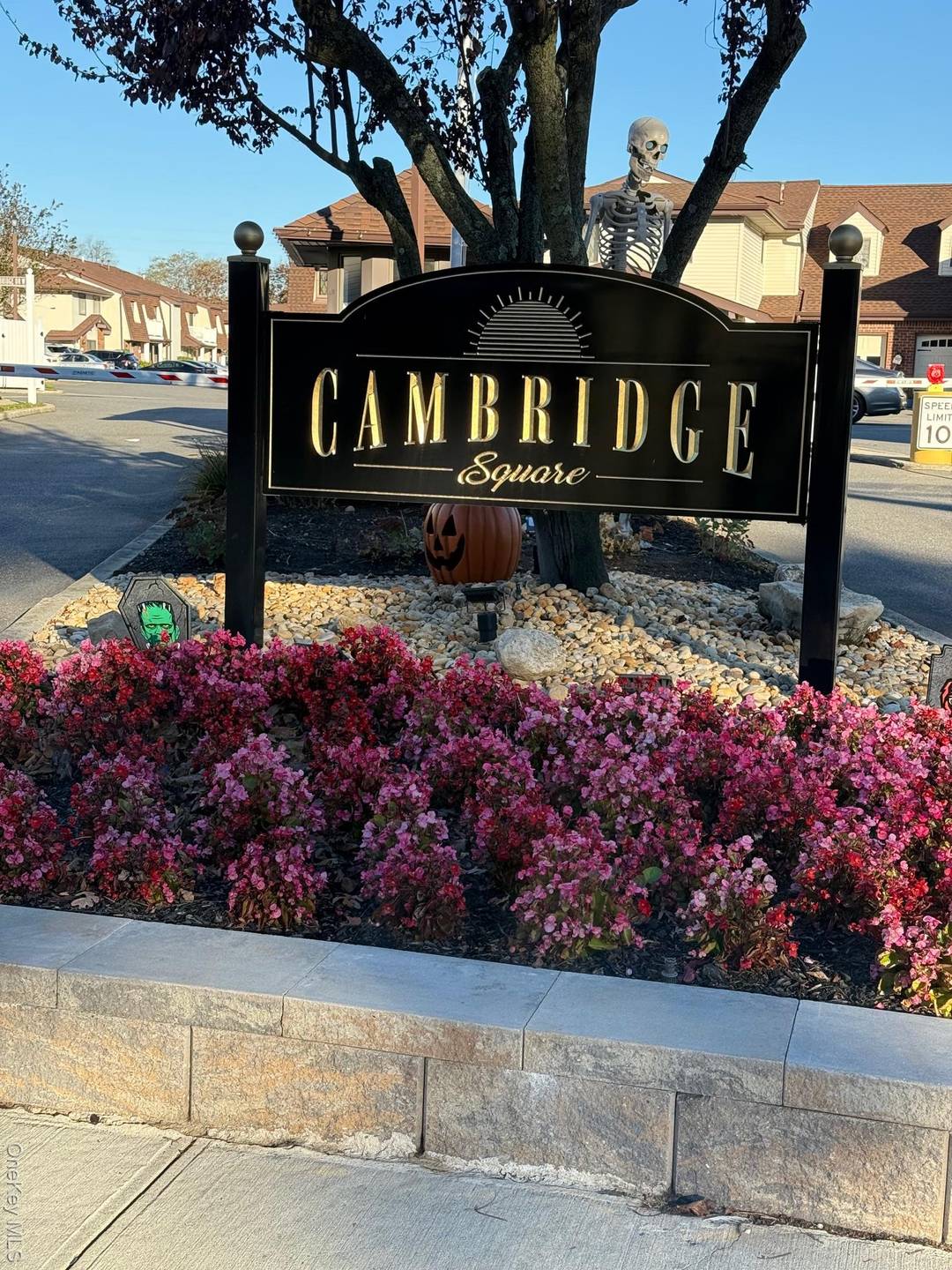 118 Clubhouse Drive, Copiague, NY Welcome to this inviting upper level 2 bedroom unit located in a desirable gated community with 24 hour guard service.