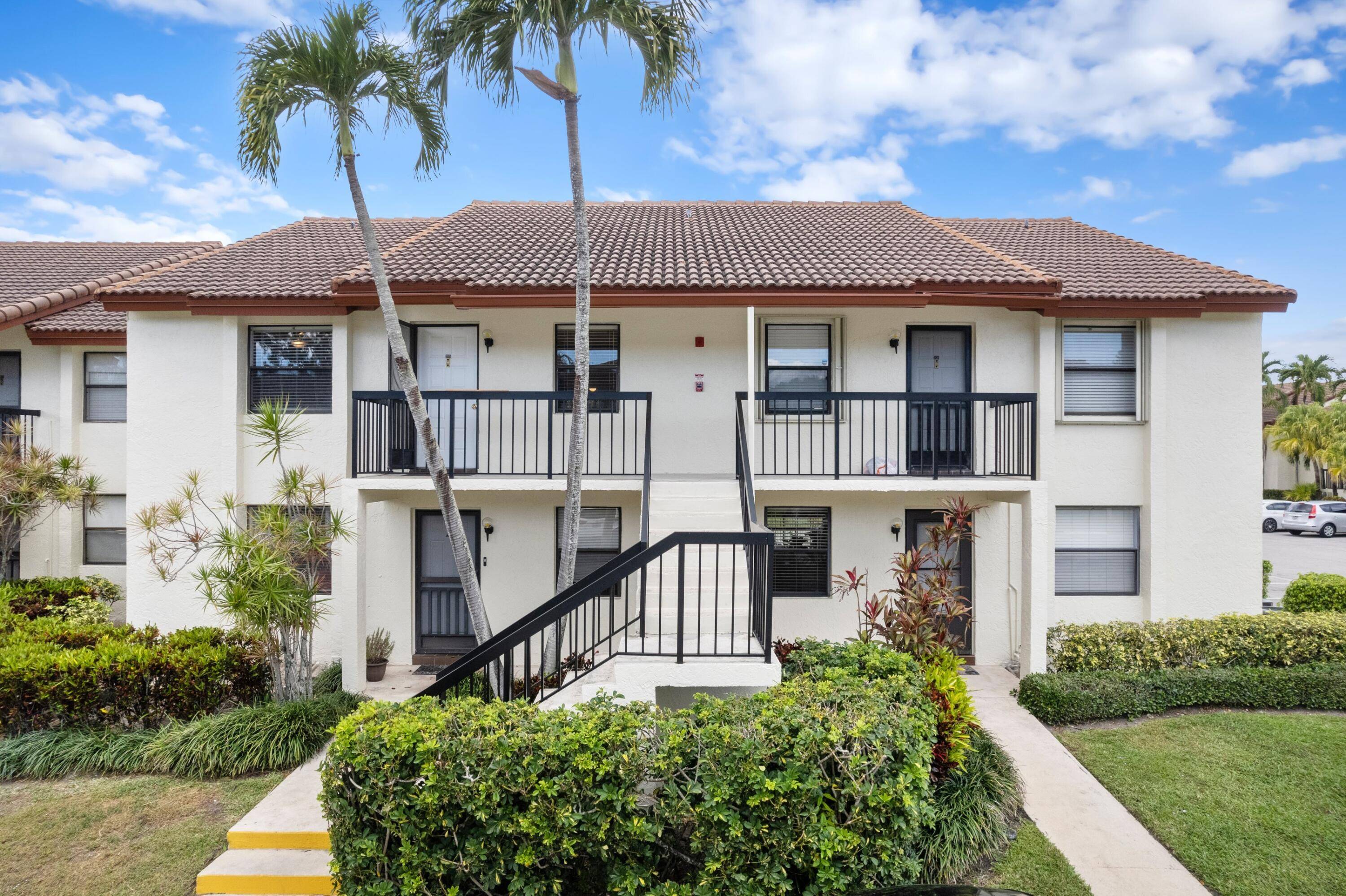 ABSOLUTELY GORGEOUS WATERFRONT CONDO PRESTIGIOUS BOCA PALMS BREATHTAKING LAKE VIEWS LOW HOA FEES Bright Open Floor Plan Dramatic Vaulted Ceilings Large Eat In Kitchen White Wood Cabinets Breakfast Bar Primary ...