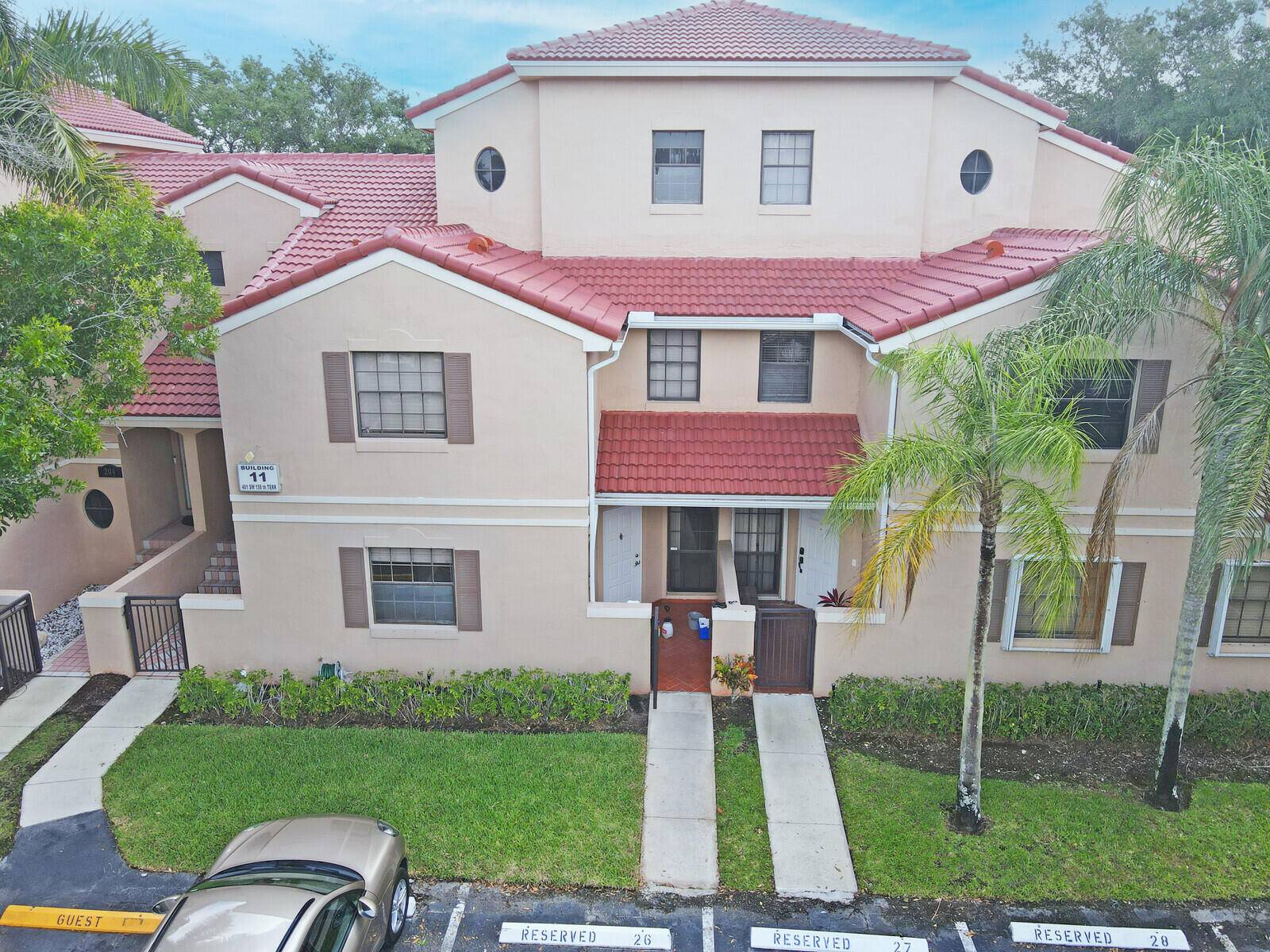Paradise in Pembroke Pines at an incredible price !