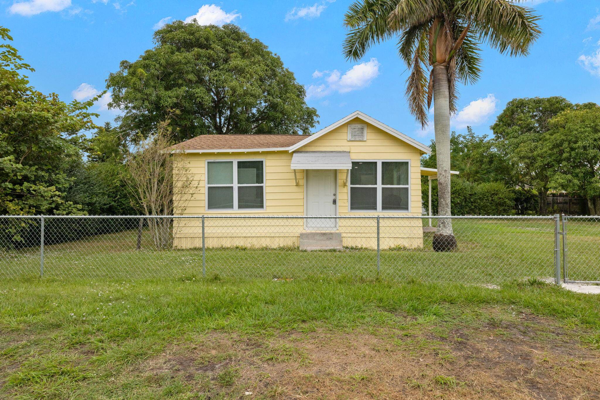 Beautifully updated 2 bedroom, 1 bathroom single family home located in the heart of Clewiston.