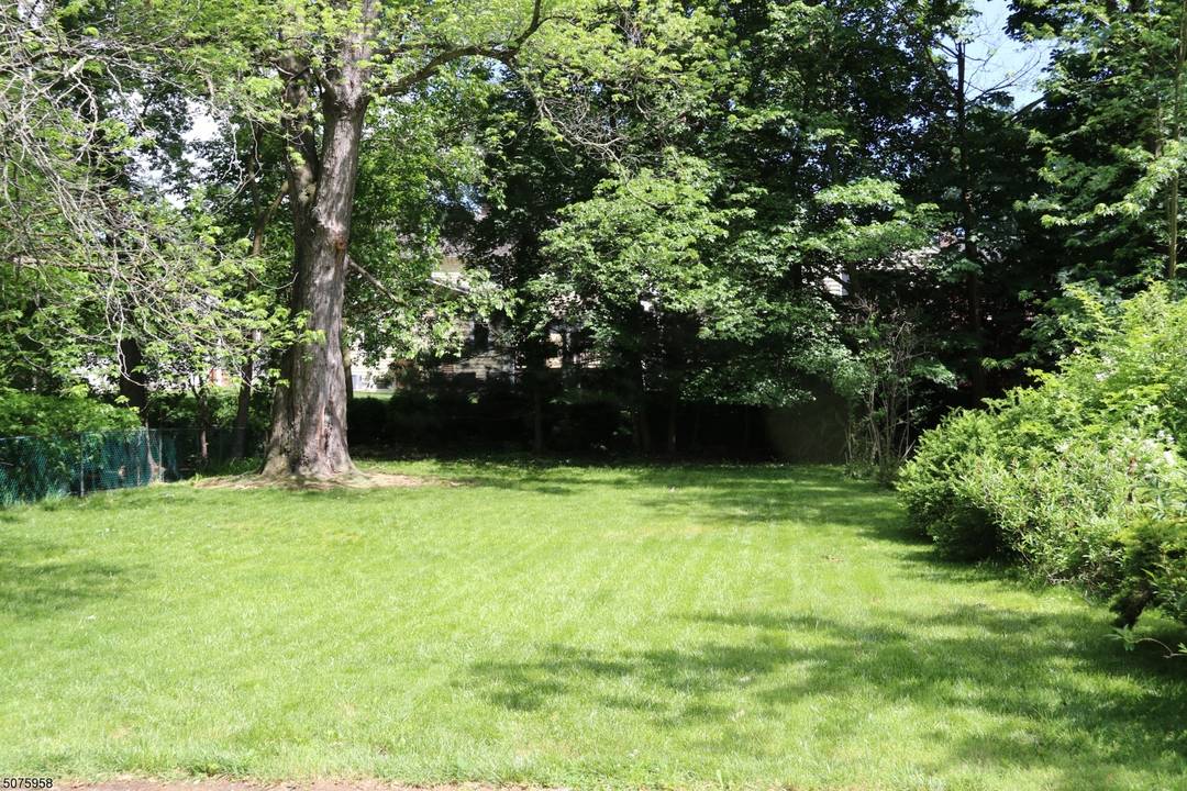Great location ! Convenient to everywhere Walk to Schools, NYC direct trains, park, shopping center, and downtown Millburn.