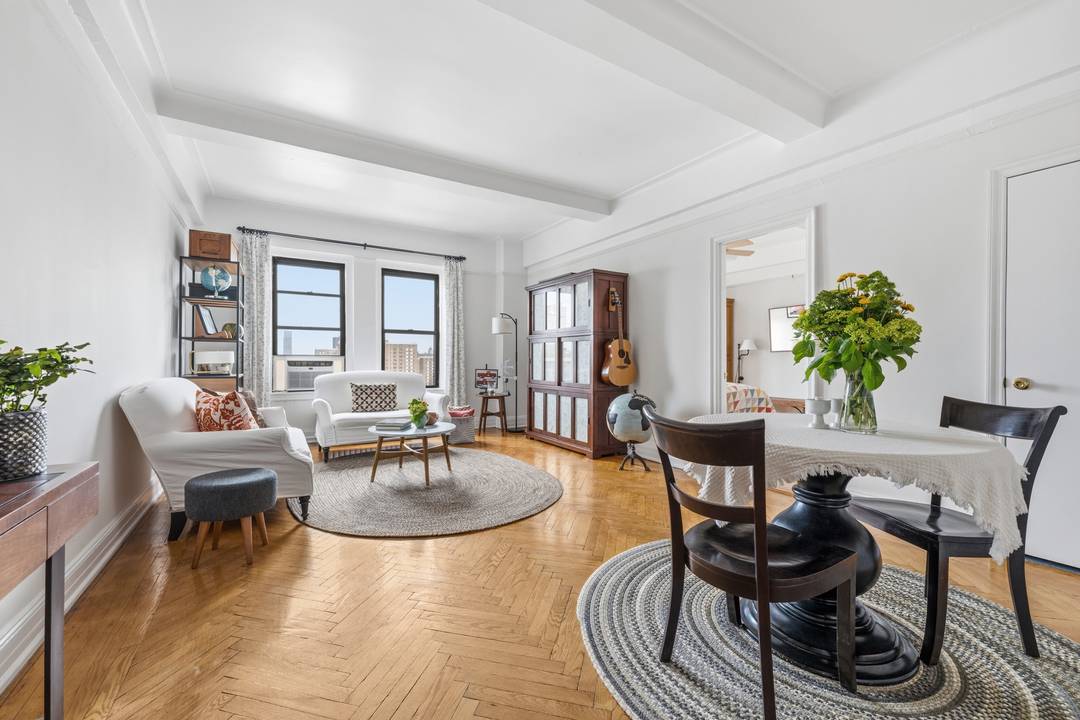 Top Floor Retreat ! You will fall in love with this beautifully maintained one bedroom apartment, perfectly positioned on the top floor for added privacy and tranquility.