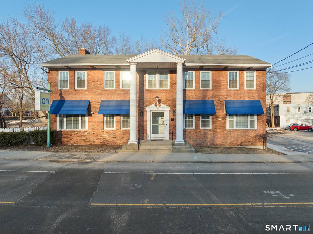 Commercial Opportunity in Revitalized Downtown Naugatuck 3, 240 Sq Ft Position your business in the heart of downtown Naugatuck with this versatile 3, 240 sq.