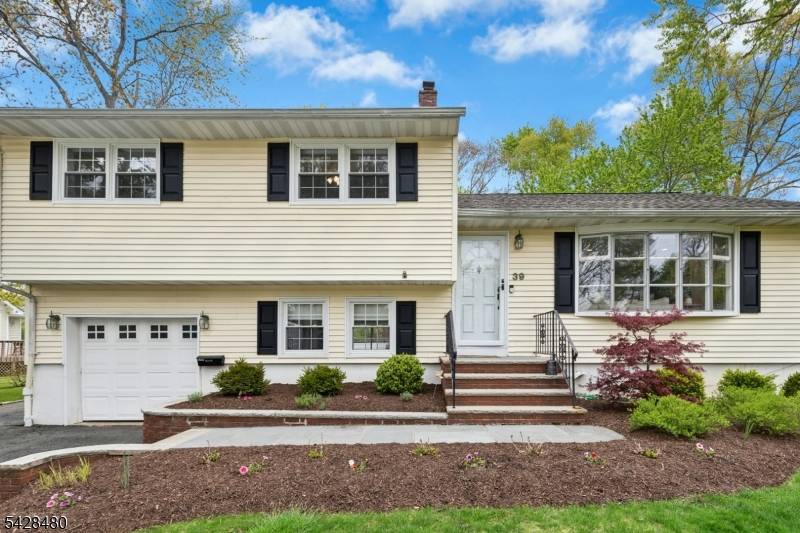 Welcome to this well maintained 3 bedroom split level home, offering a perfect blend of comfort, functionality, and convenience.