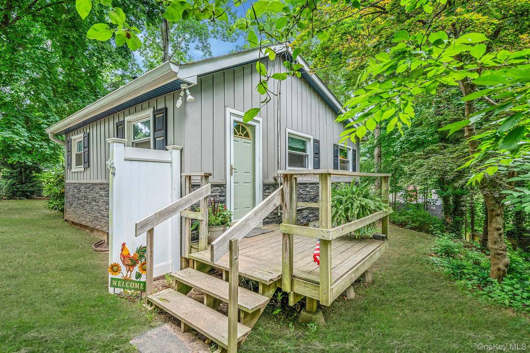 Welcome to your charming, delightful 1 bedroom, 1 bathroom cottage.