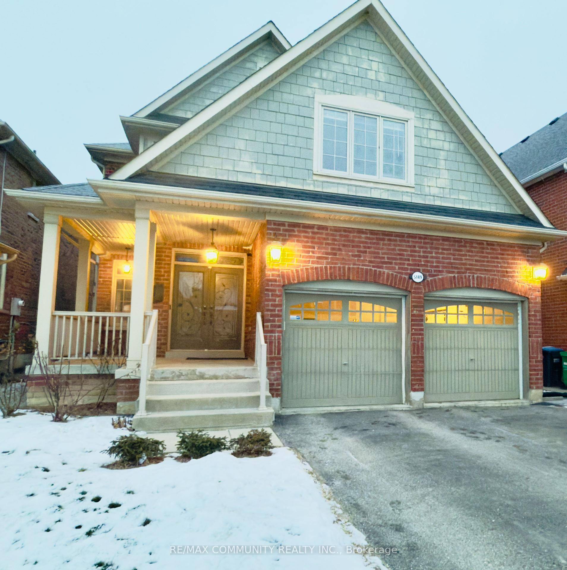 Welcome to this Spectacular Daniels Built Home in the Heart of Churchill Meadows !