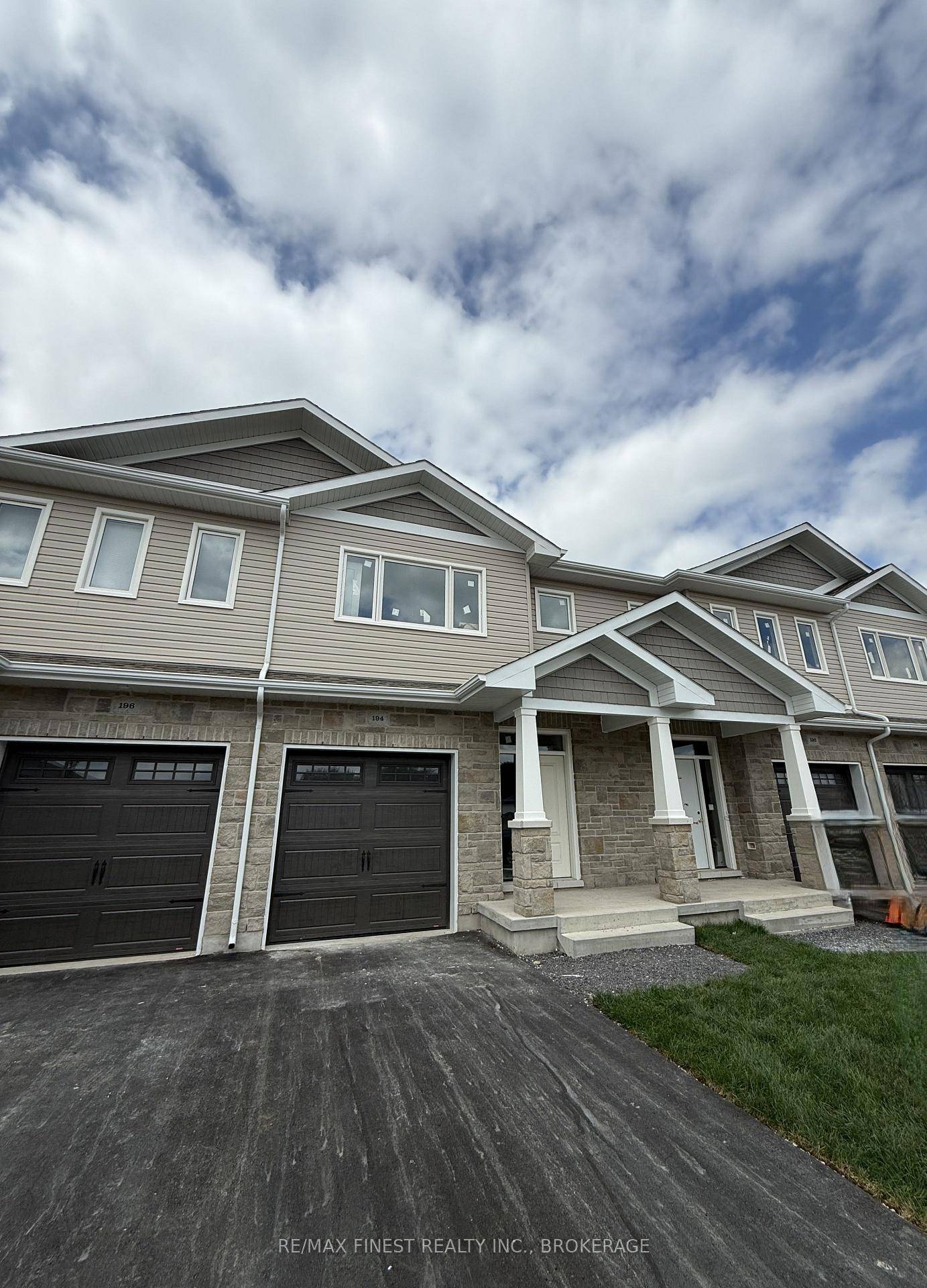 NTRODUCING THE JULIANNA PLAN FROM SELKIRK LIFESTYLE HOMES, THIS 1695 SQ F END UNIT TOWNHOME FEATURES 3 BEDS, 2.