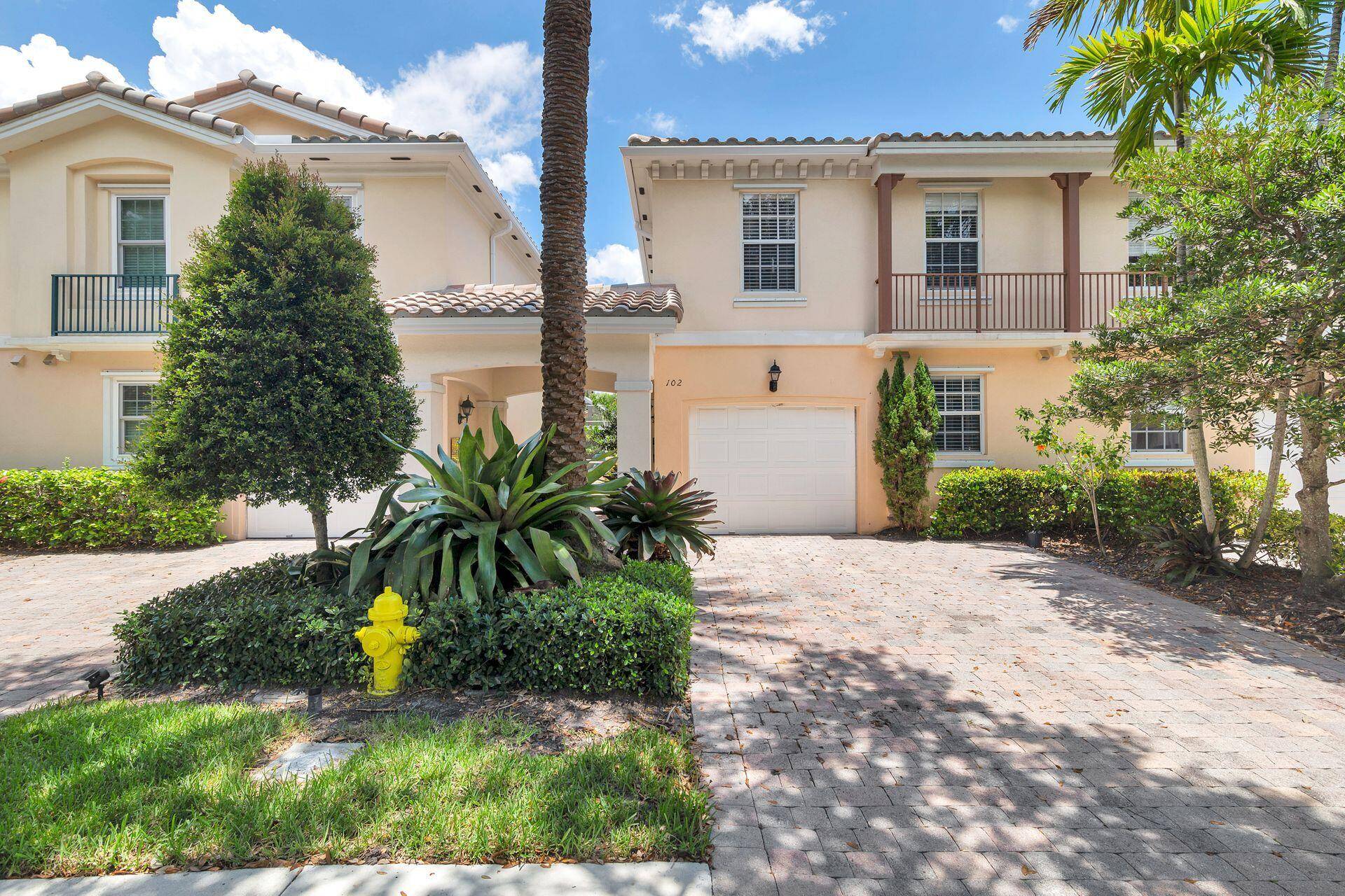 This charming 3BR, 2. 5B DiVosta Townhouse with an attached one car garage, laundry room, newly renovated kitchen with beautiful quartz countertops, newer appliances, white cabinets, warm wood look floors ...