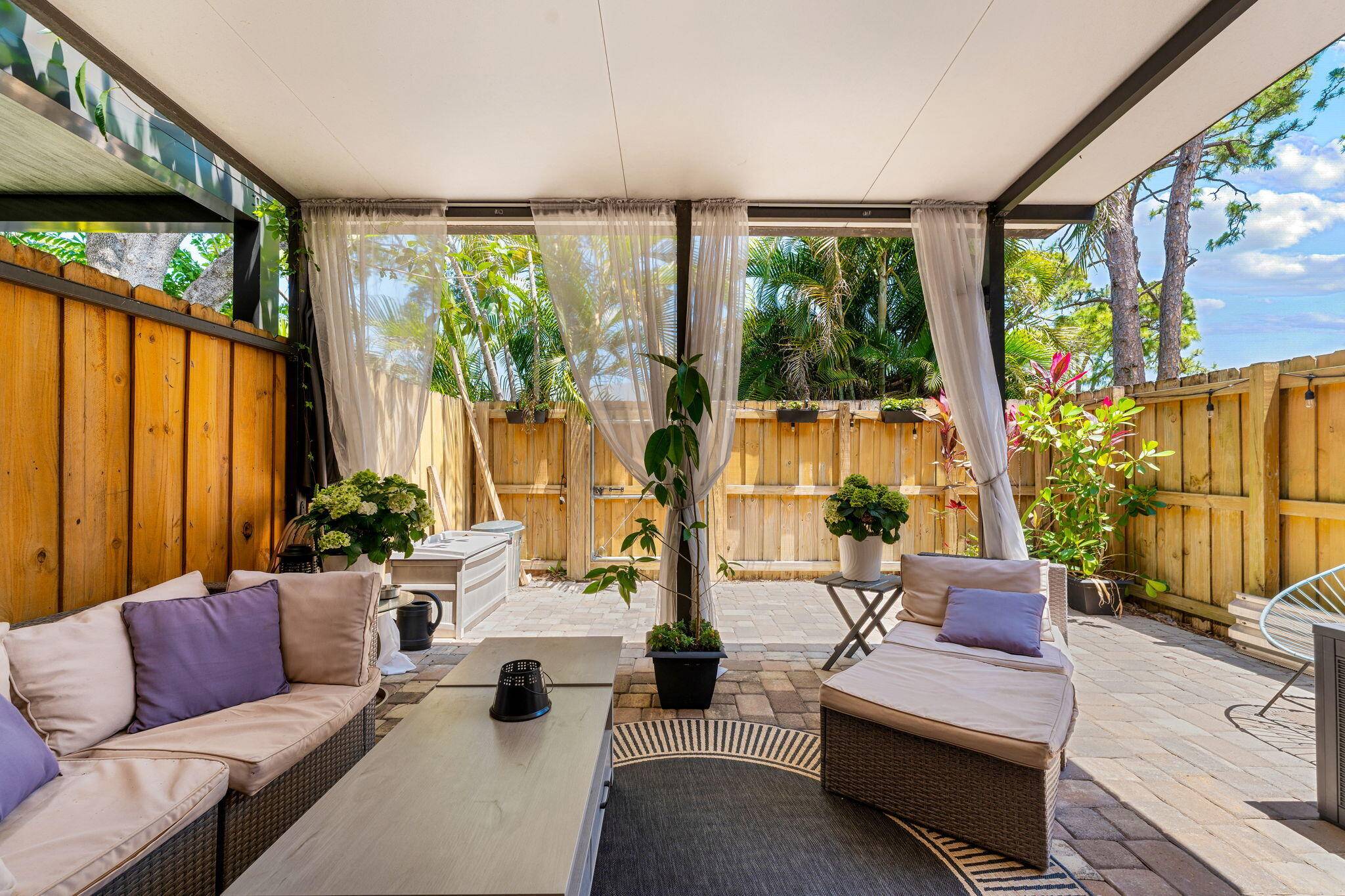 Location Location ! ! Stunning 2 bedroom, 2.