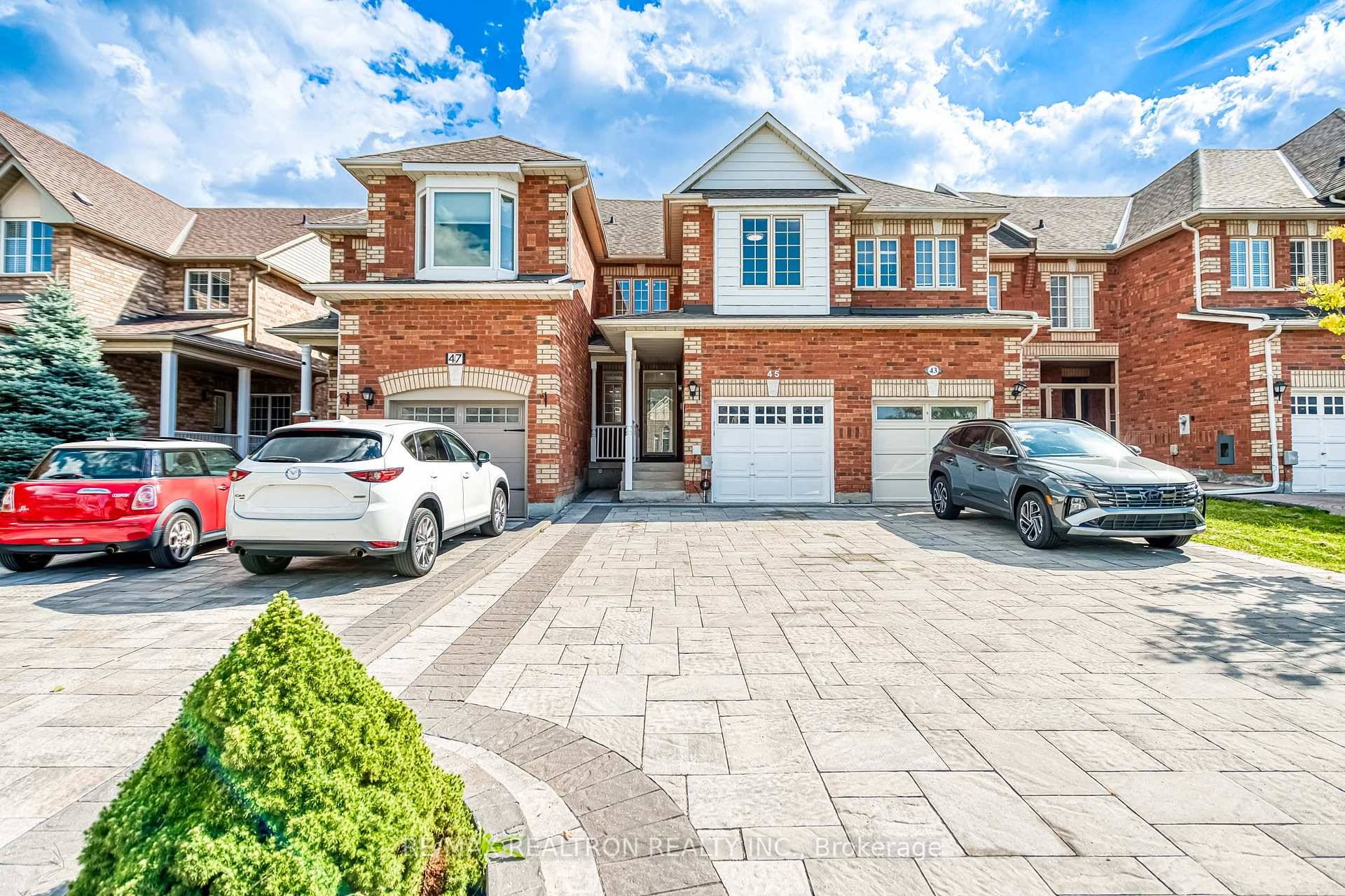 Stunning 4 Bedroom Freehold Townhome in Prime Richmond Hill !