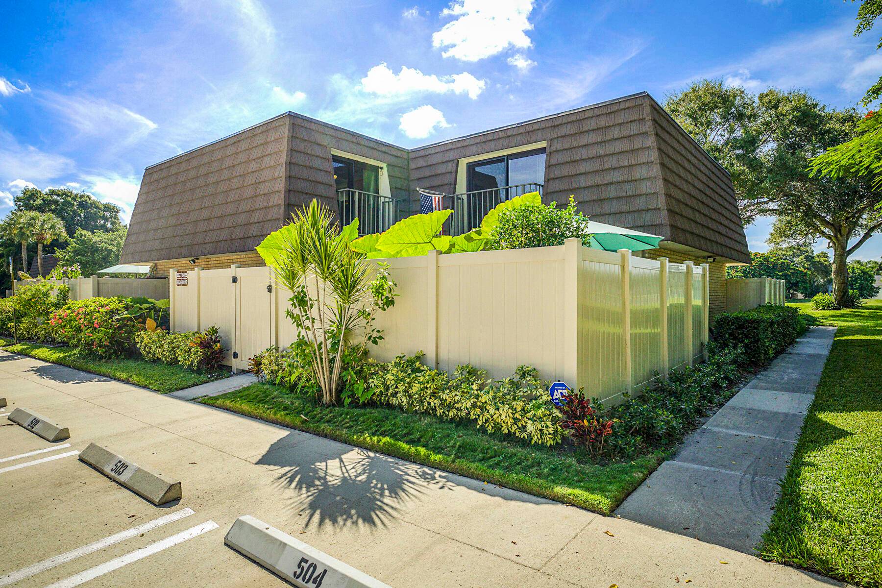 Upgraded Townhouse Prime Location Near Spring TrainingJust 1 block from the Washington Nationals Houston Astros Spring Training facilities, this beautifully updated townhouse offers modern style and convenience.