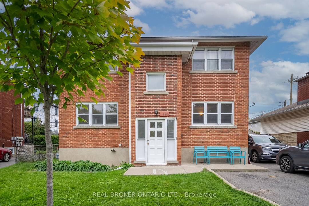 City living meets comfort and convenience in this stylish main level 3 bed 1 bath unit.