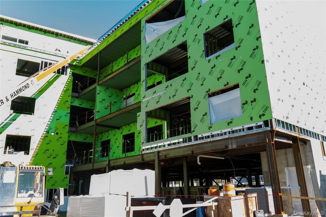 Well appointed with high end finishes throughout, and constructed by an award winning builder, this luxurious condo building near Broadway is where you want to be !