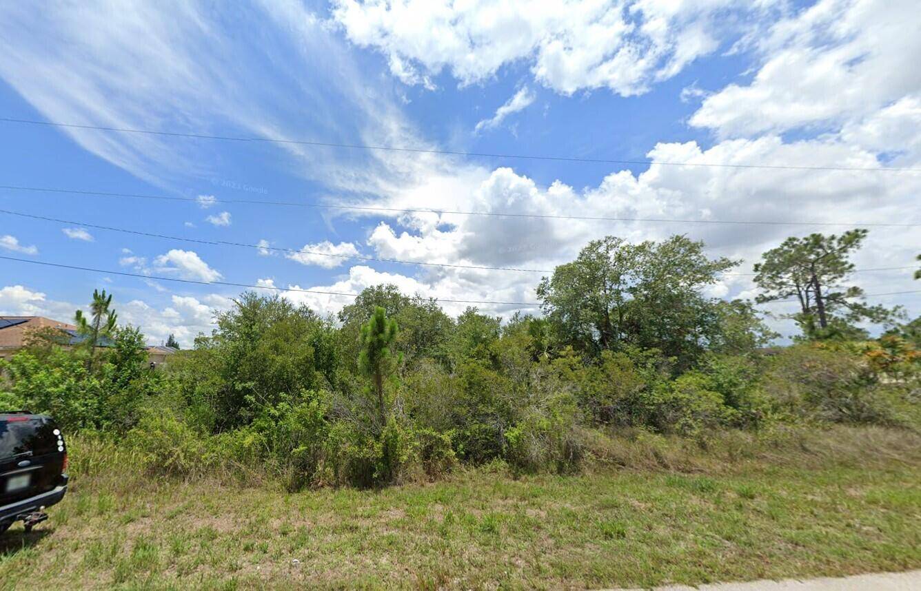 This is your opportunity to build your dream home in the rapidly growing Greenbriar community, no restriction and no HOA fee.