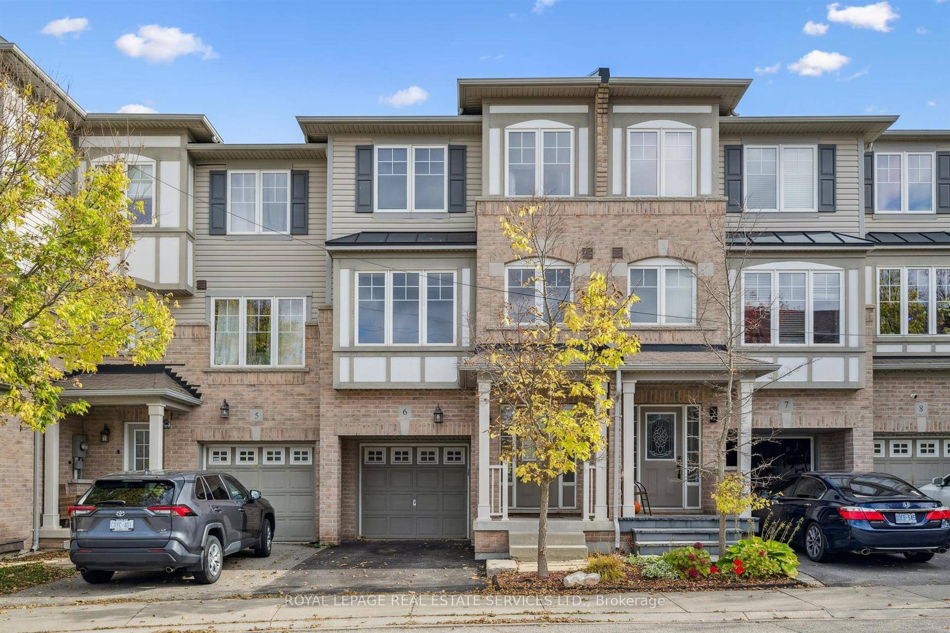 THREE STOREY FREEHOLD TOWNHOME IN PRESTIGIOUS BRONTE CREEK !
