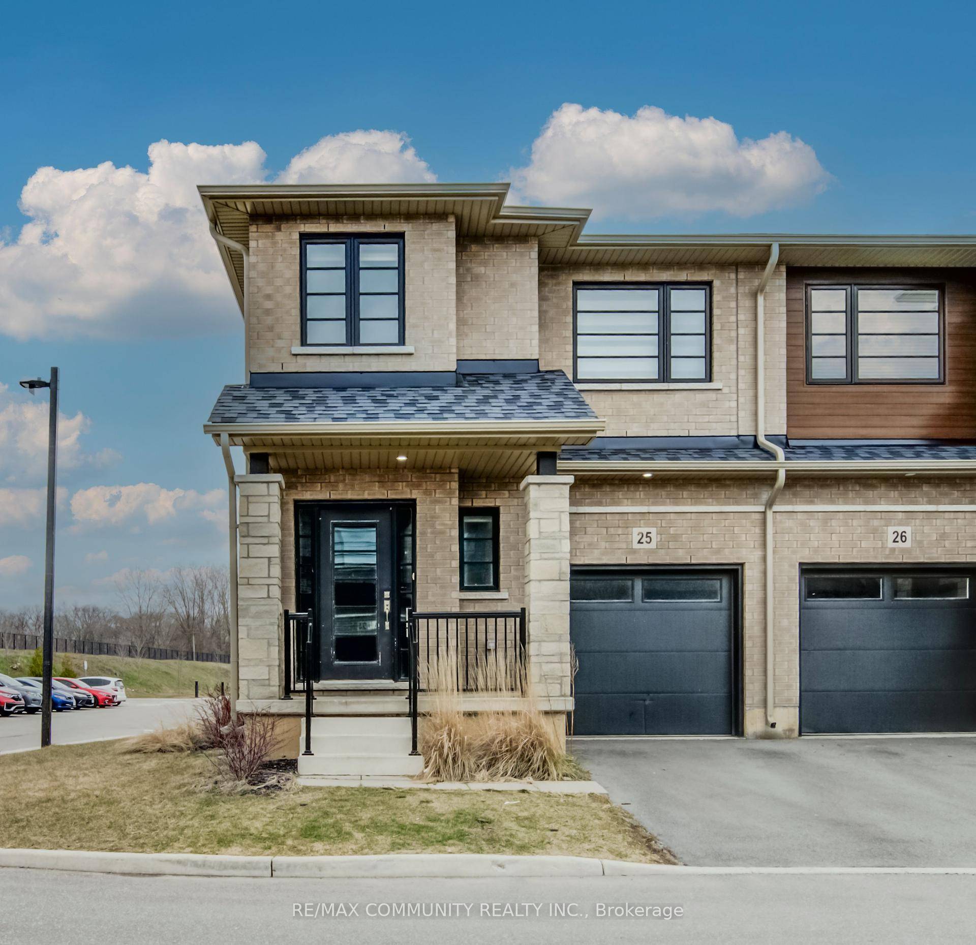 Nestled in the heart of Echo Place, This charming End unit townhouse presents a seamless blend of contemporary living and convenience.