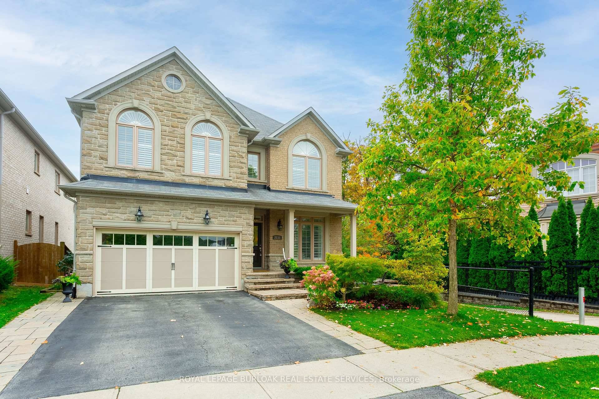 No need to choose between the perfect home and the perfect neighbourhood this stunning Oakville gem offers both !